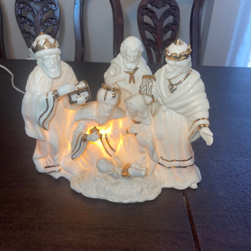 Vintage Dillard's Lighted Nativity Set White 24KT‎ Accents Porcelain Boxed